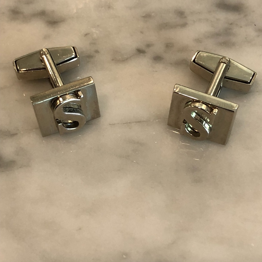 Novelty cufflinks, with letter S, silver tone